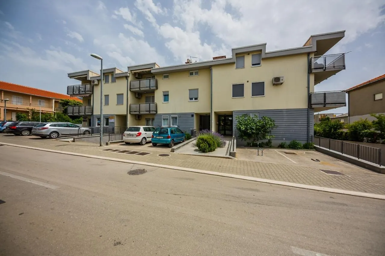 Apartments With A Parking Space Kastel Stari, Kastela - 18812