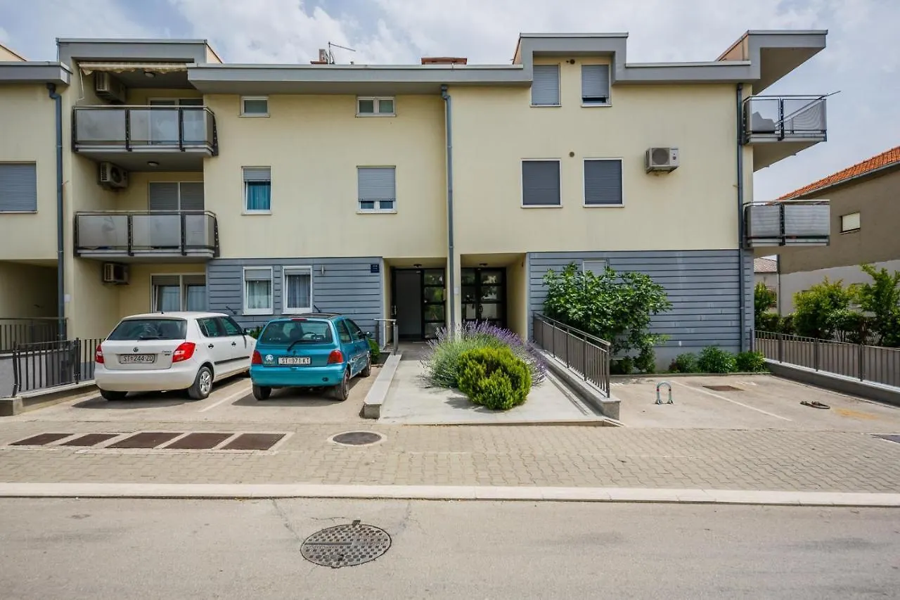Apartments With A Parking Space Kastel Stari, Kastela - 18812 Croatia
