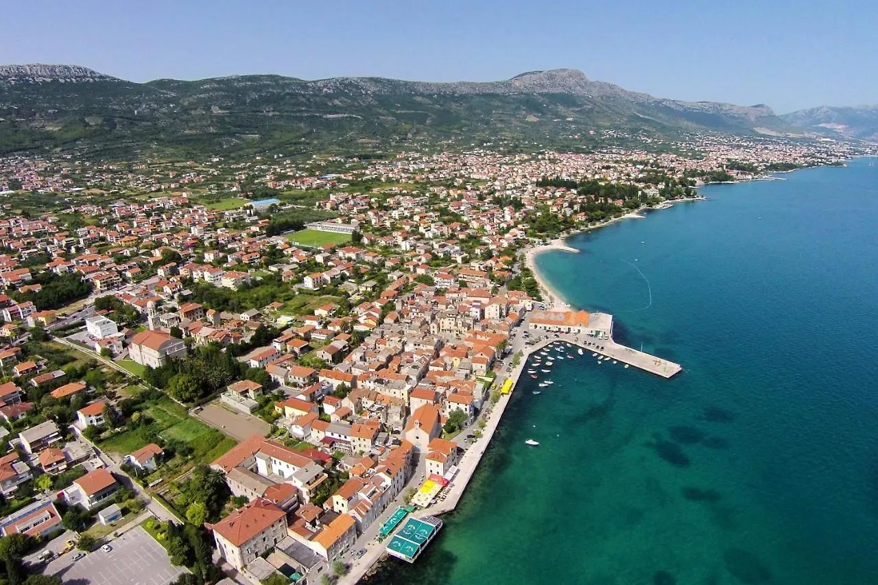 Apartments With A Parking Space Kastel Stari, Kastela - 18812